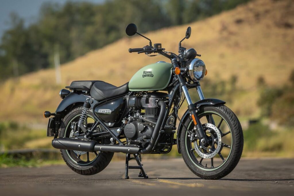 Royal Enfield Meteor 350 em vista lateral