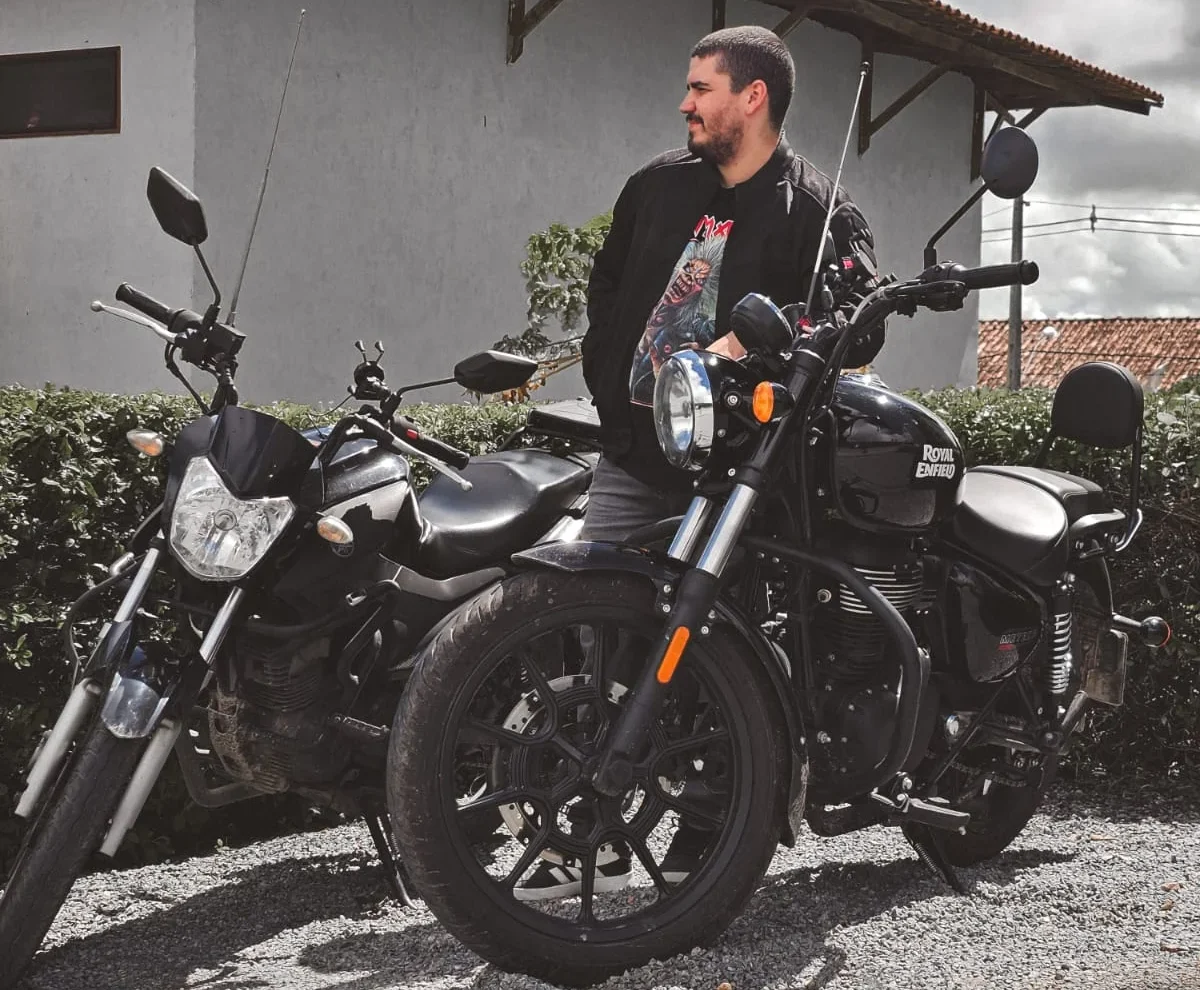 Vinicius posando para foto entre duas motos