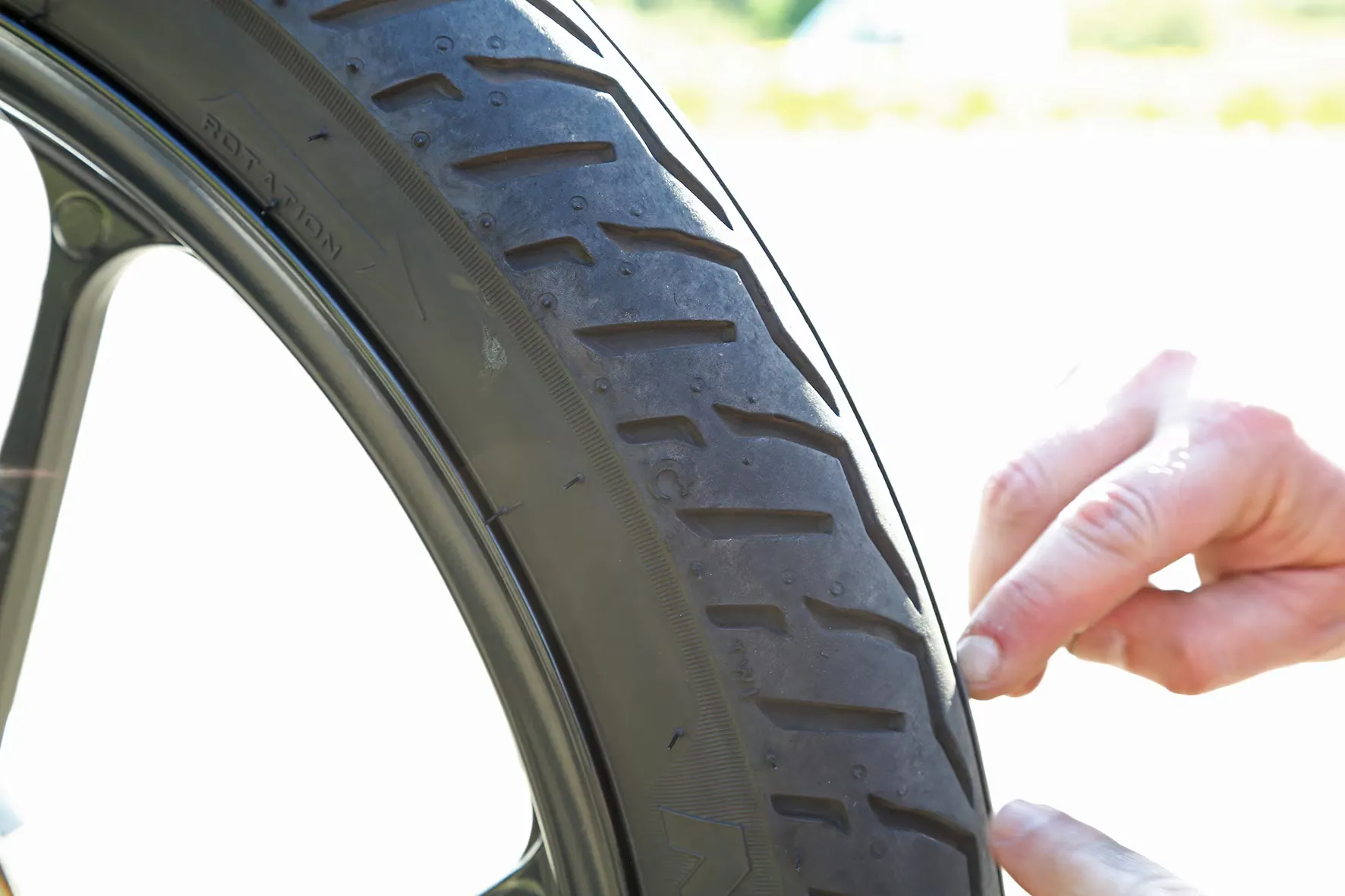 pneu de moto careca com indicador TWI