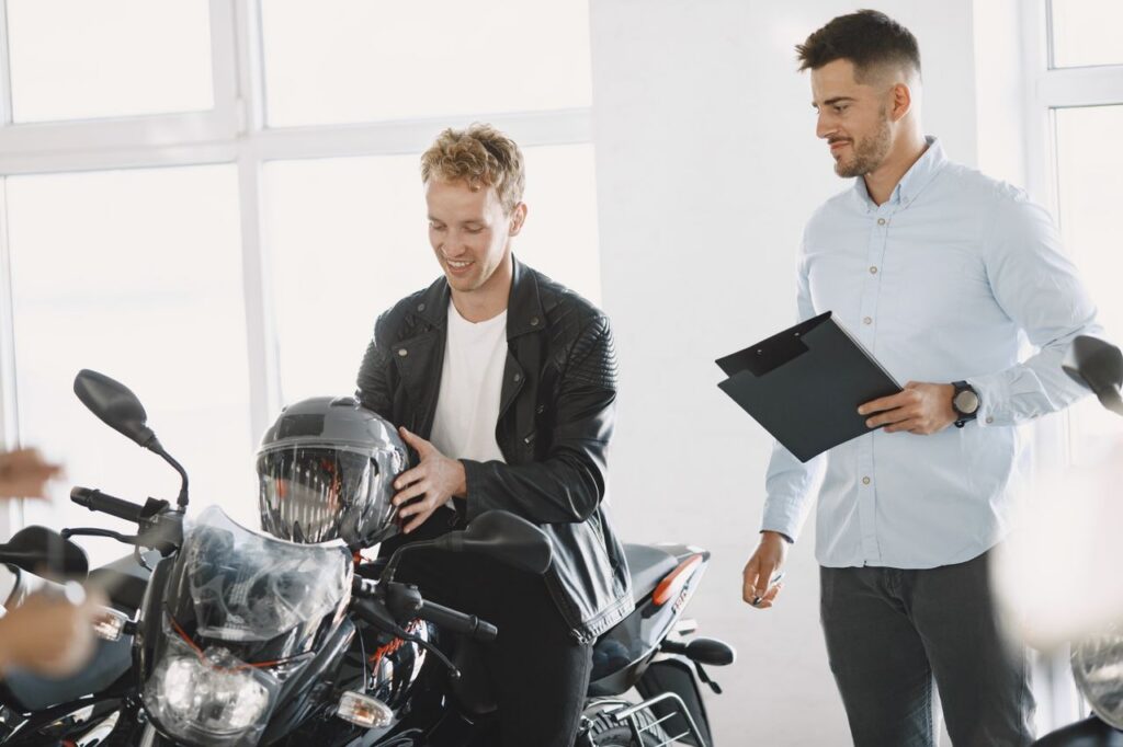 homens-motocicleta-moto-falando