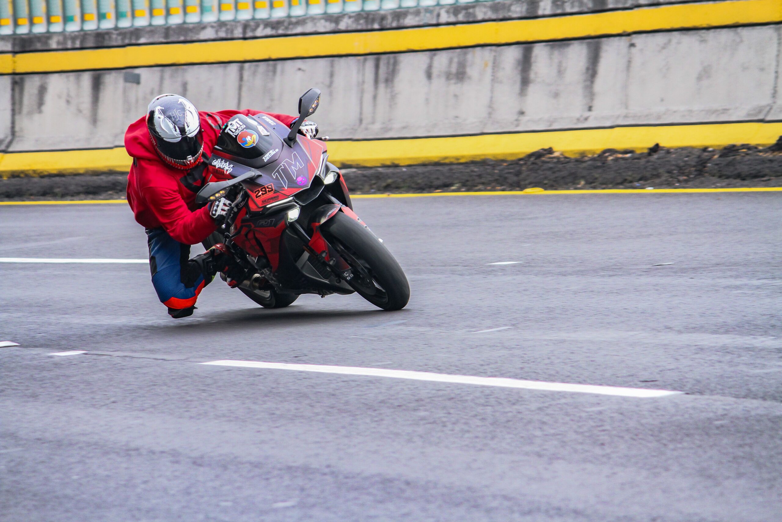 Yamaha YZF-R15 2026 esportiva em curva
