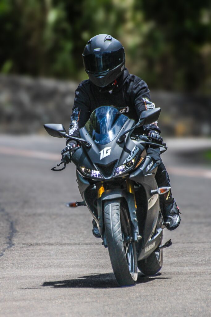 Yamaha YZF-R15 2026 pilotando em estrada curva