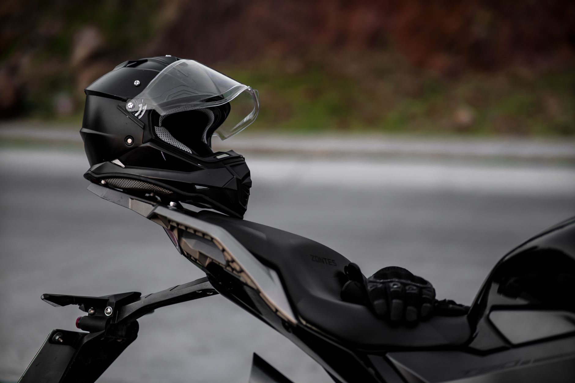 Capacete e luvas de motociclista em primeira pessoa