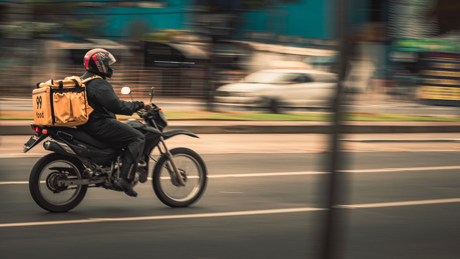 Motociclista urbano trafegando pela cidade