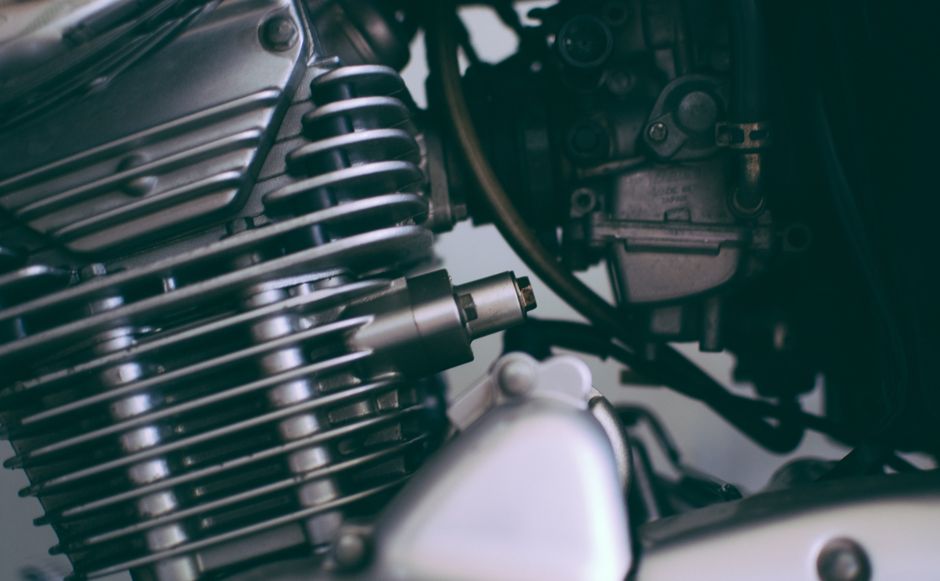 Como avaliar moto usada: checagem do motor frio e sinais de fumaça