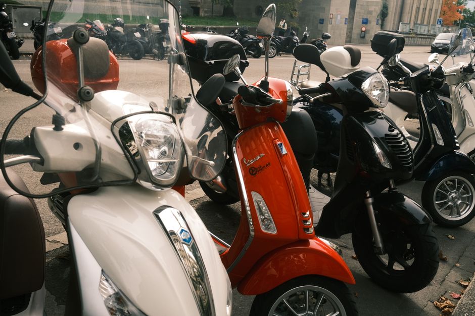Scooter ou moto street no dia a dia: comparativo de mobilidade urbana